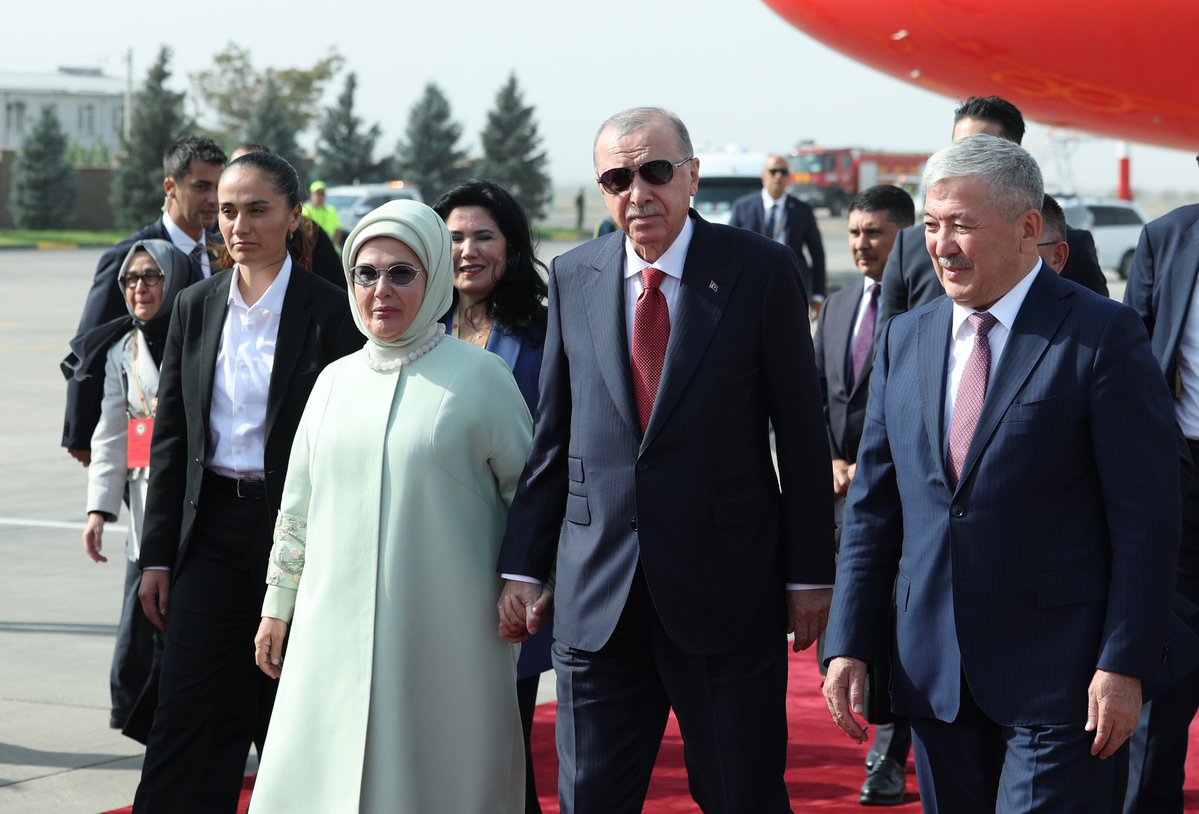 tcbestepe's tweet photo. Cumhurbaşkanımız Sayın @RTErdogan, Şanghay İşbirliği Teşkilatı Zirvesi’ne katılmak üzere gittiği Kırgızistan’ın başkenti Bişkek’e ulaştı. https://t.co/egOW7smngC