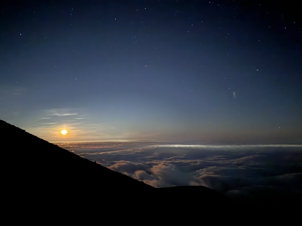 ICCHY8591's tweet photo. 富士山山頂方面の星空と月

絶景だよ〜 https://t.co/Wu4DPKpVNL