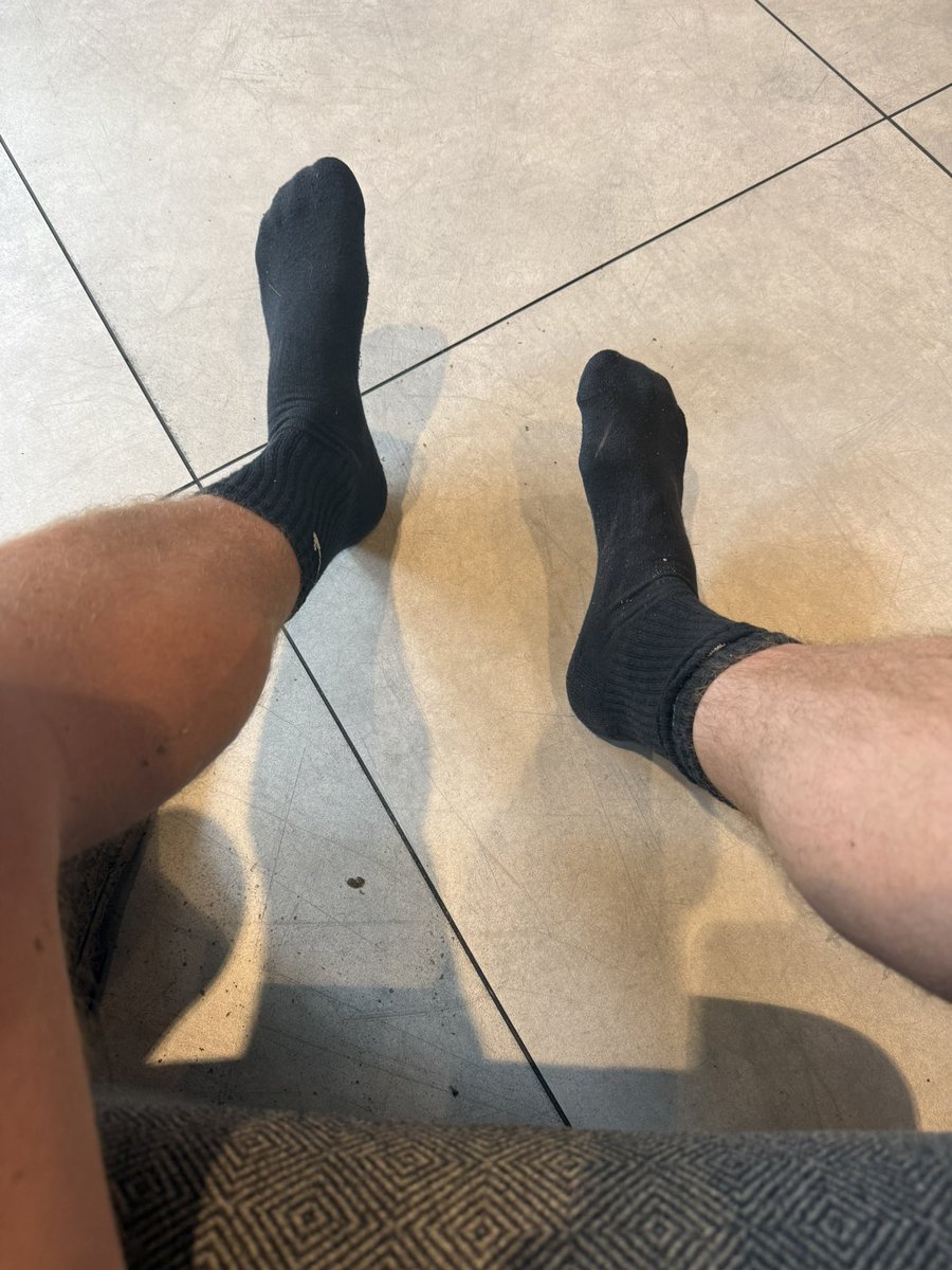 AlphaDomMJ's tweet photo. Sat in the hotel after 4 days at Creamfields. My feet fucking stink. What ugly useless sub is gonna come take my socks off and worship masters feet 🦶🏼like I deserve because you know I own you😈who wants the socks 💸 https://t.co/S51qHjDNNj