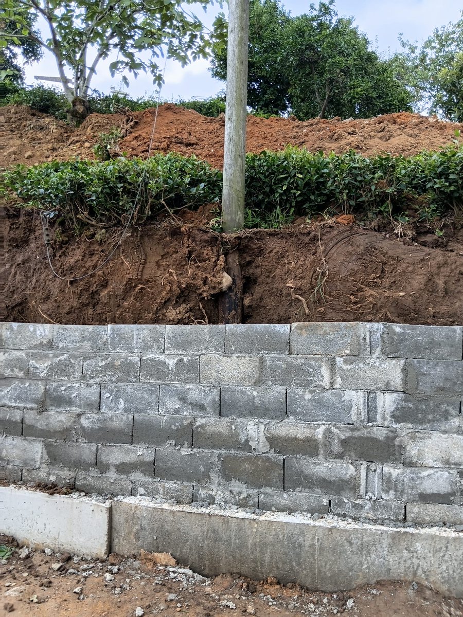 ozknmkml's tweet photo. Sokağımızda yürütülen yol çalışması nedeniyle Türk Telekom'a ait ahşap telefon direğinin altındaki toprak kaymış ve direğin dibi tamamen boşa çıkmıştır.
Direk şu anda devrilme ve yıkılma tehlikesi taşımakta olup; can, mal ve trafik güvenliği açısından ciddi risk oluşturmaktadır. https://t.co/VgsqVUdCSy