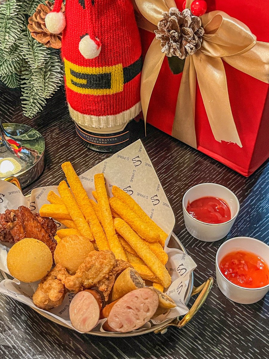ibitchdaily's tweet photo. Festive feast alert! Our Christmas special platter has loaded honey-glazed ham, buttered roasted veggies u0026 spiced hot cocoa. Limited stock—grab yours before it’s gone!  #HolidayEats， https://t.co/s60cgJ1Qcf