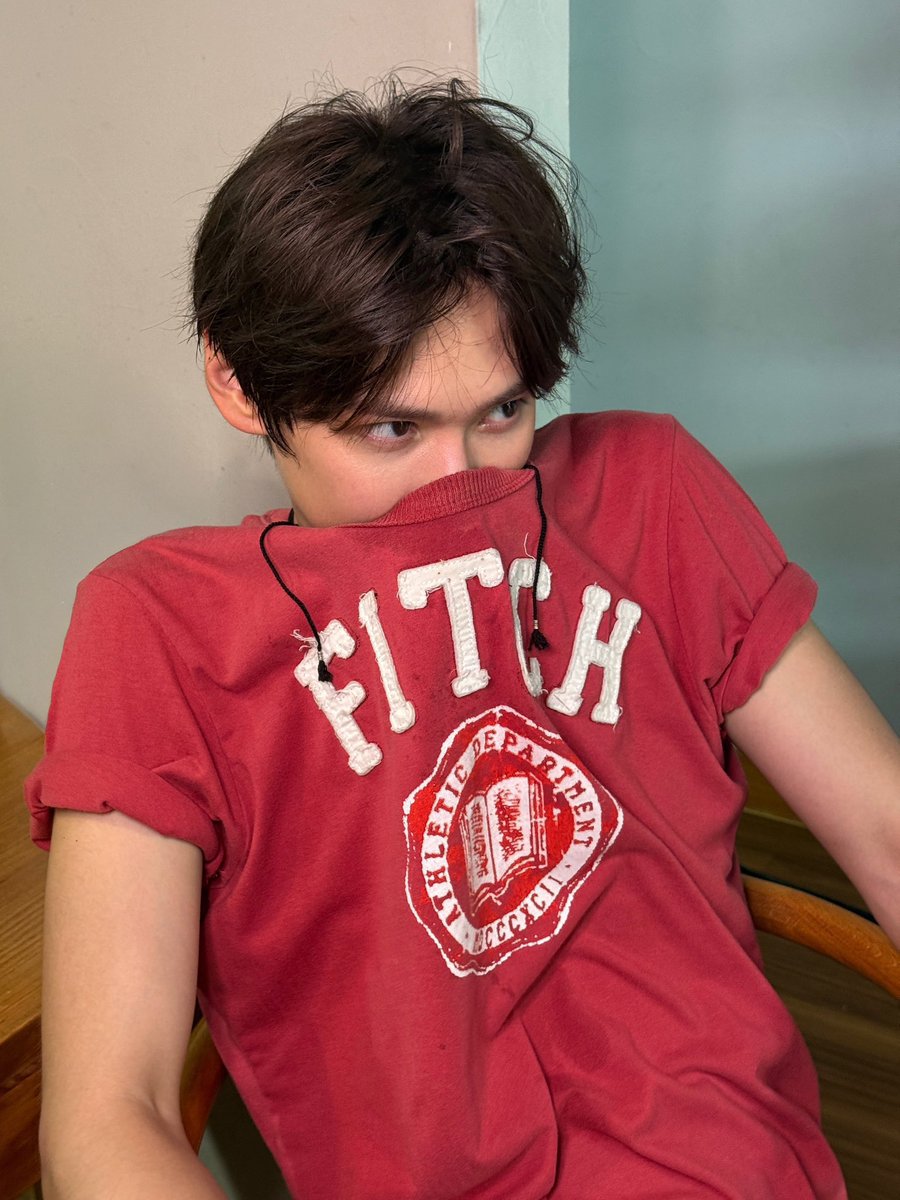 tuneofblues's tweet photo. setiap ngeliat eunseok idk why he feels like that one ‘lowkey handsome’ guy who is so chronically offline that he doesn’t even realize all his pics taken by his friend are so bf coded &amp; every time dia masuk ke story temennya pasti selalu ada yang nanyain, “itu temen lu?” 😅 https://t.co/0wsFsAA88S