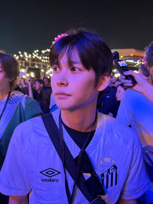 tuneofblues's tweet photo. setiap ngeliat eunseok idk why he feels like that one ‘lowkey handsome’ guy who is so chronically offline that he doesn’t even realize all his pics taken by his friend are so bf coded &amp; every time dia masuk ke story temennya pasti selalu ada yang nanyain, “itu temen lu?” 😅 https://t.co/0wsFsAA88S