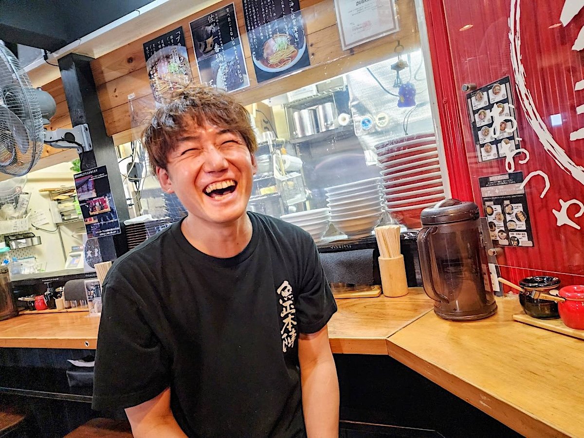 kami104's tweet photo. 下関めん処 大津家・大津康志郎氏とは彼のラーメンを啜る前、北九州市魚虎で例年開催されている良か宴、北九州忘麺会で初めて会った。楽しい酒を酌み交わしながら、とにかくよく笑うナイスガイ。との印象をもっていたが、店を訪れてもそのまんま。ラーメンも人ガラも素晴らしいhttps://t.co/MUGrQxdcN1 https://t.co/lviFFHgUal