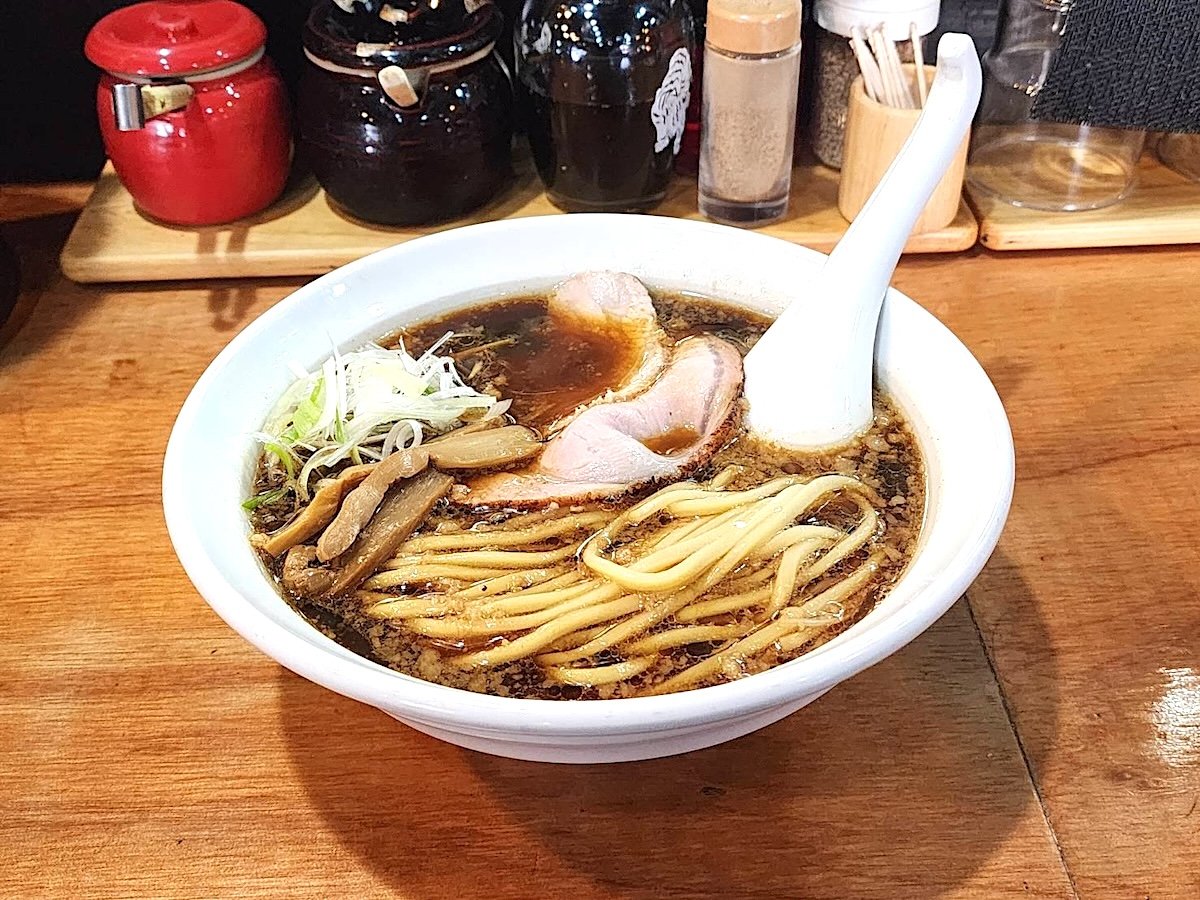 kami104's tweet photo. 下関めん処 大津家・大津康志郎氏とは彼のラーメンを啜る前、北九州市魚虎で例年開催されている良か宴、北九州忘麺会で初めて会った。楽しい酒を酌み交わしながら、とにかくよく笑うナイスガイ。との印象をもっていたが、店を訪れてもそのまんま。ラーメンも人ガラも素晴らしいhttps://t.co/MUGrQxdcN1 https://t.co/lviFFHgUal