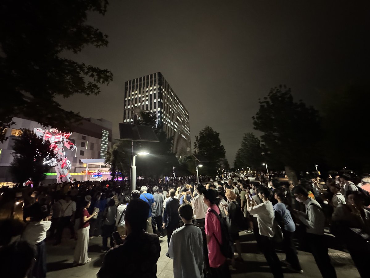 yoshi115t's tweet photo. 実物大ユニコーンガンダム

夜演出になると、ほぼ昨日と同じくらいの混雑状況になっています。
状況を見て歩くのも困難。
#実物大ユニコーンガンダムは8月で終了
#実物大ユニコーンガンダム https://t.co/YfdqdUx2dn
