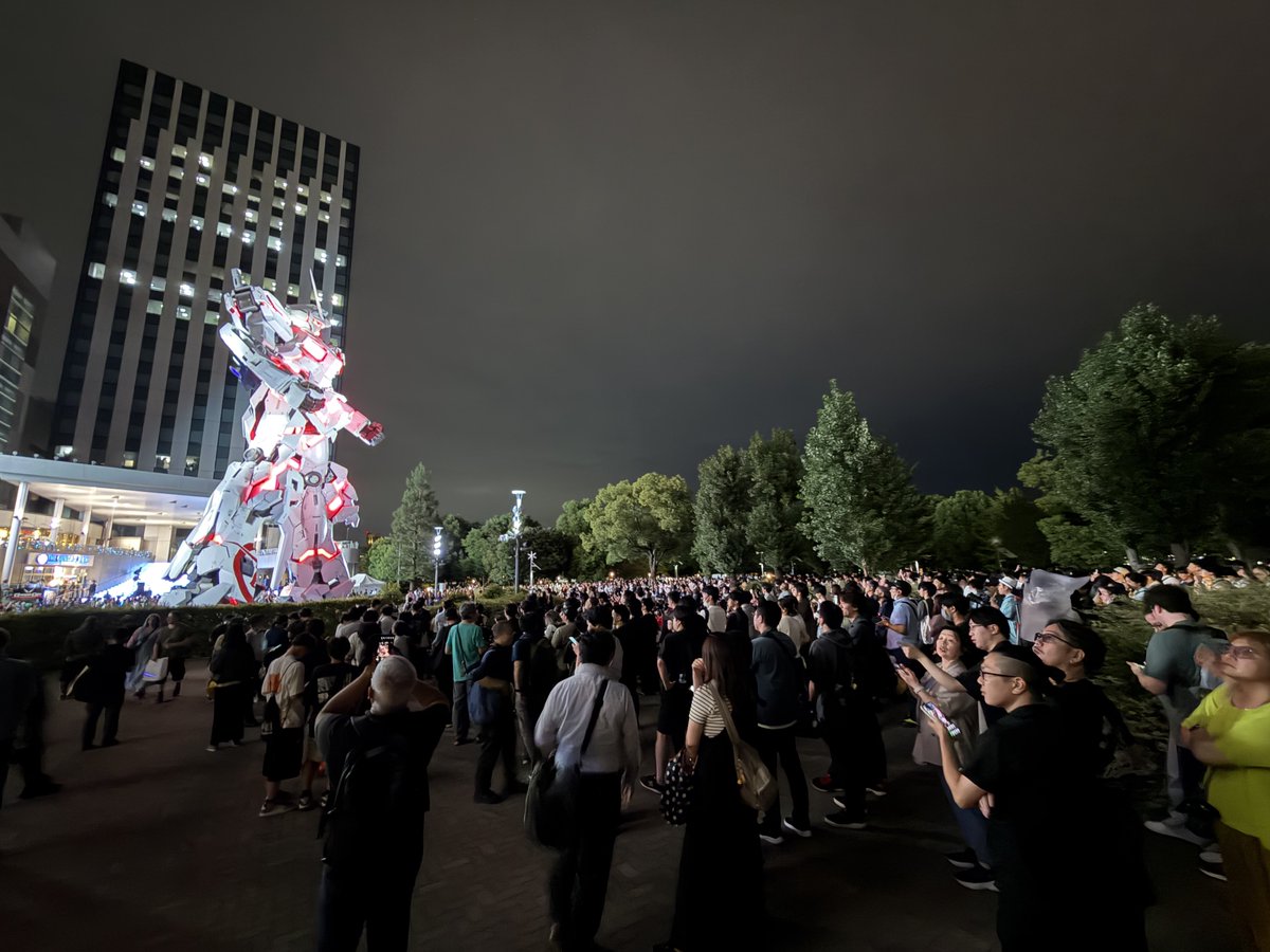 yoshi115t's tweet photo. 実物大ユニコーンガンダム

夜演出になると、ほぼ昨日と同じくらいの混雑状況になっています。
状況を見て歩くのも困難。
#実物大ユニコーンガンダムは8月で終了
#実物大ユニコーンガンダム https://t.co/YfdqdUx2dn