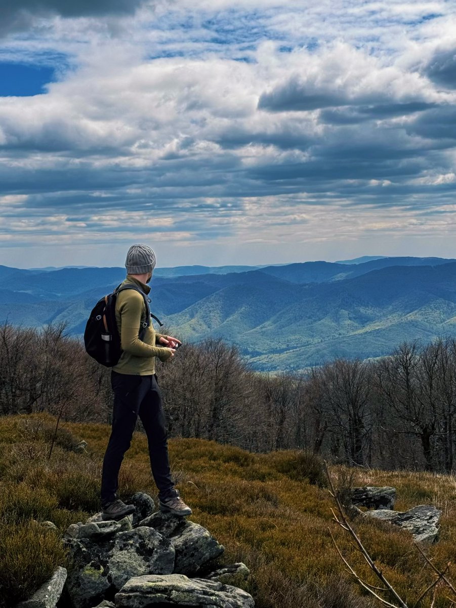 SimonneMaphfg's tweet photo. 18 km loop hike from Nová Sedlica through pristine wilderness, with panoramic views of Veľký Bukovec and UNESCO-listed Stužica primeval forest. The trail follows the Slovak-Ukrainian border to the Krzemieniec tripoint, then climbs Kremenec (1, 221 https://t.co/jgW6wfrH2p