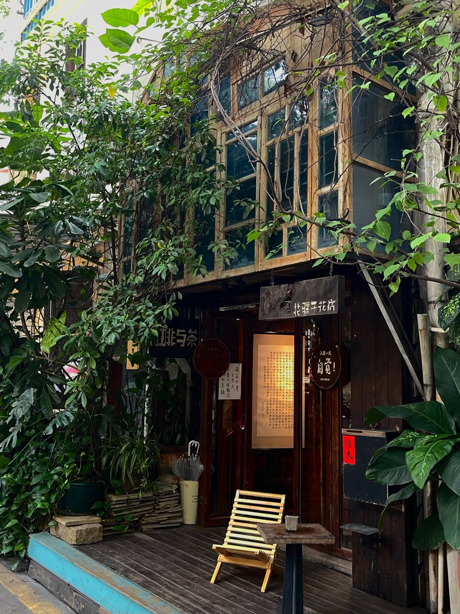 lizvegg's tweet photo. Weekend city walk: discovered a hidden coffee shop in a vintage lane, had a creamy latte and took in the quiet street vibes—perfect little escape from busy workdays! https://t.co/QHTddmNpTY