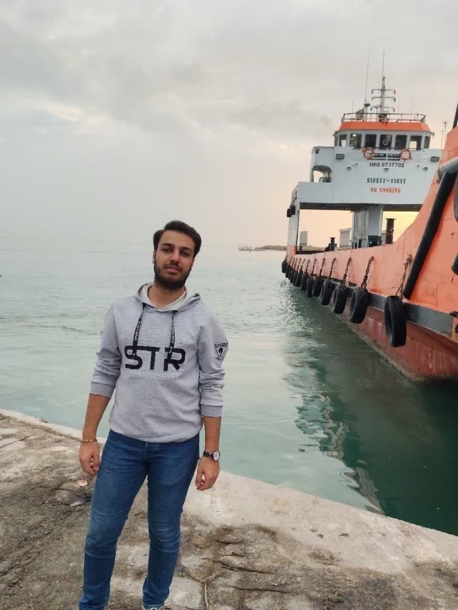 mhdipourhasan's tweet photo. شُهدا را یاد کنیم؛ با ذکر #صلوات 
‌‌
شهید"علی فیاضی و حمید عوض‌زاده" شهدای شب گذشته حمله آمریکا به جزیره لارک . https://t.co/PZ6gM7TkdW