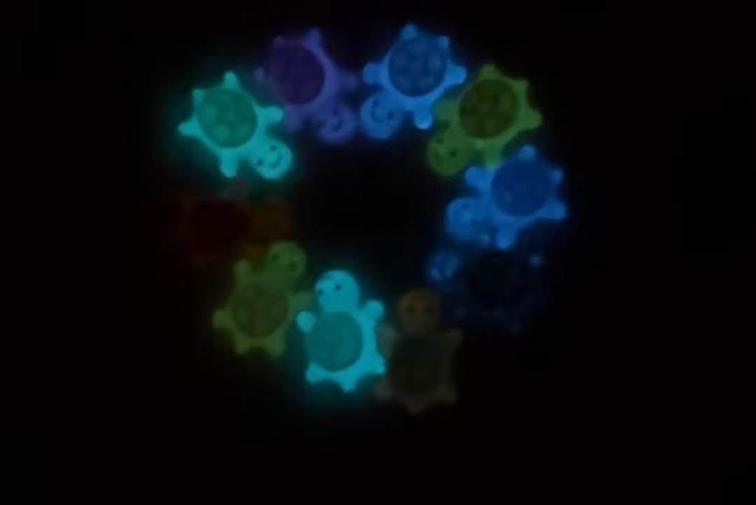 lovuserJ's tweet photo. Hippers atau charm mini kura/turtle ini bisa glow in the dark ternyata 😭lucu betul 

Yang mau juga link nya

https://t.co/8exYrCyKP0 https://t.co/m1t9WvSrtA