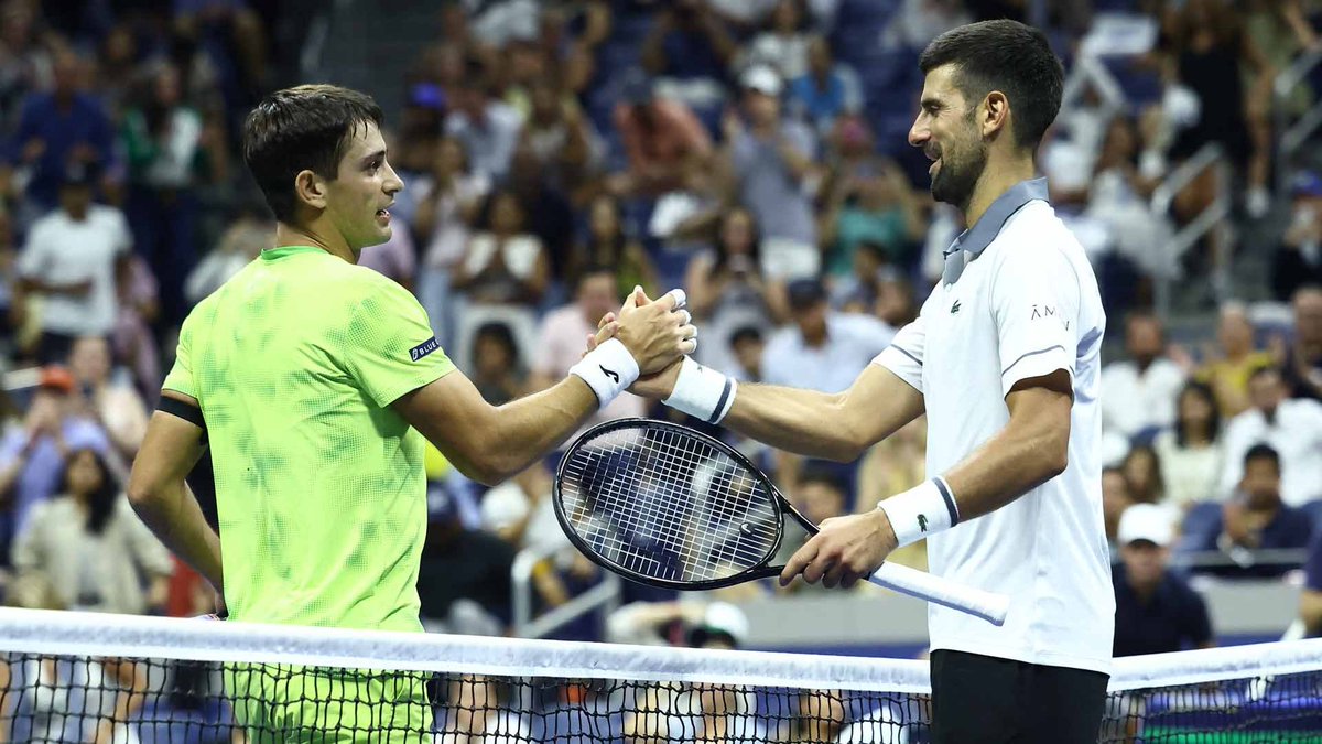 DatoBreve's tweet photo. 🇦🇷 ¡Batacazo de Mariano Navone en el US Open!

El argentino eliminó a Novak Djokovic en primera ronda tras vencerlo 7-6, 5-7, 4-6, 6-2 y 6-1. Es el triunfo más importante de su carrera y la primera vez en 20 años que Djokovic pierde en su debut en un Grand Slam. https://t.co/kbAR145KLb