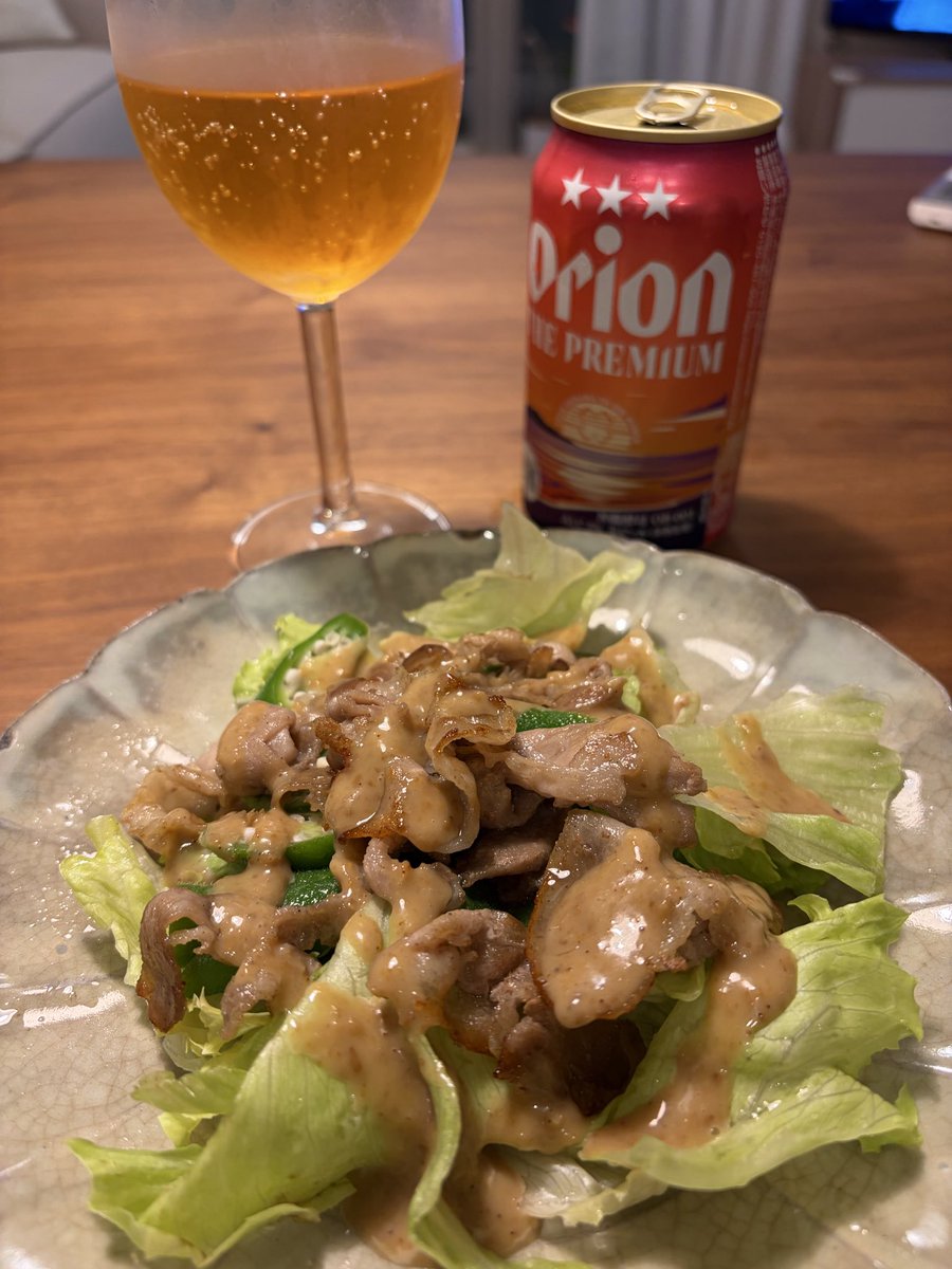 sevenvally's tweet photo. 道の駅豊崎で買った野菜とかりかりに焼いた豚肉サラダとオリオンビール🍺 https://t.co/roQuwsB4Qv