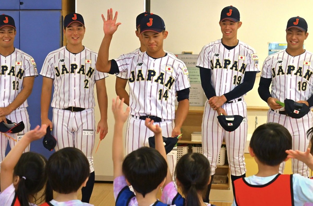 general_basebal's tweet photo. 最速157キロの横浜・織田翔希が、
園児に教えた投げ方。

「お箸を持つ方の手を挙げて、
ボールを頭に2回、トントンとつけて投げる」

侍ジャパンの帽子をかぶった園児には、

「一緒だね！もう日本代表やー！」

智弁和歌山・山田凜虎らと参加した
U-18日本代表の野球教室。

甲子園とは、また違う顔。
#高校野球 #侍ジャパン

https://t.co/cekmiFCnZ6