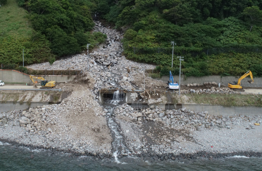 hkd_mlit_roadrm's tweet photo. 【#通行止め のお知らせ】通行止めとなっている国道231号増毛町雄冬KP=89.9付近は、通行止め解除に向けた土砂撤去作業中ですが、復旧までには時間を要する見込みです。また、規制区間は縮小されています。ご迷惑をおかけしますが、ご理解とご協力をお願いいたします。 #いのちとくらしをまもる防災減災 https://t.co/fFfoWKvE8T