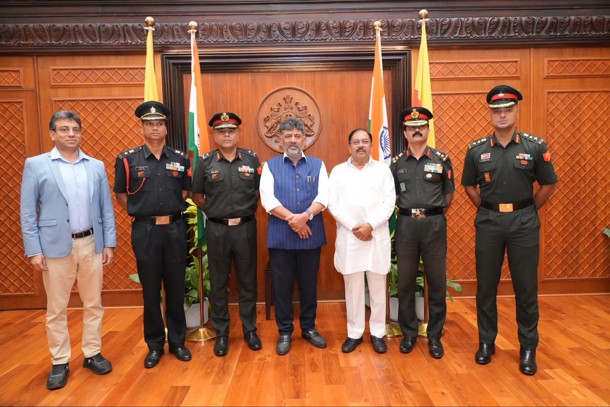CMofKarnataka's tweet photo. Major General Bharat Mehtani, General Officer Commanding (GOC), Karnataka and Kerala Sub Area, headquartered at Bengaluru, called on Hon’ble Chief Minister @DKShivakumar at Vidhana Soudha today.

Deputy Chief Minister Dr. G. Parameshwara, Chief Secretary Dr. Shalini Rajneesh, and Additional Chief Secretary to CM Shri Tushar Giri Nath were also present at the meeting.