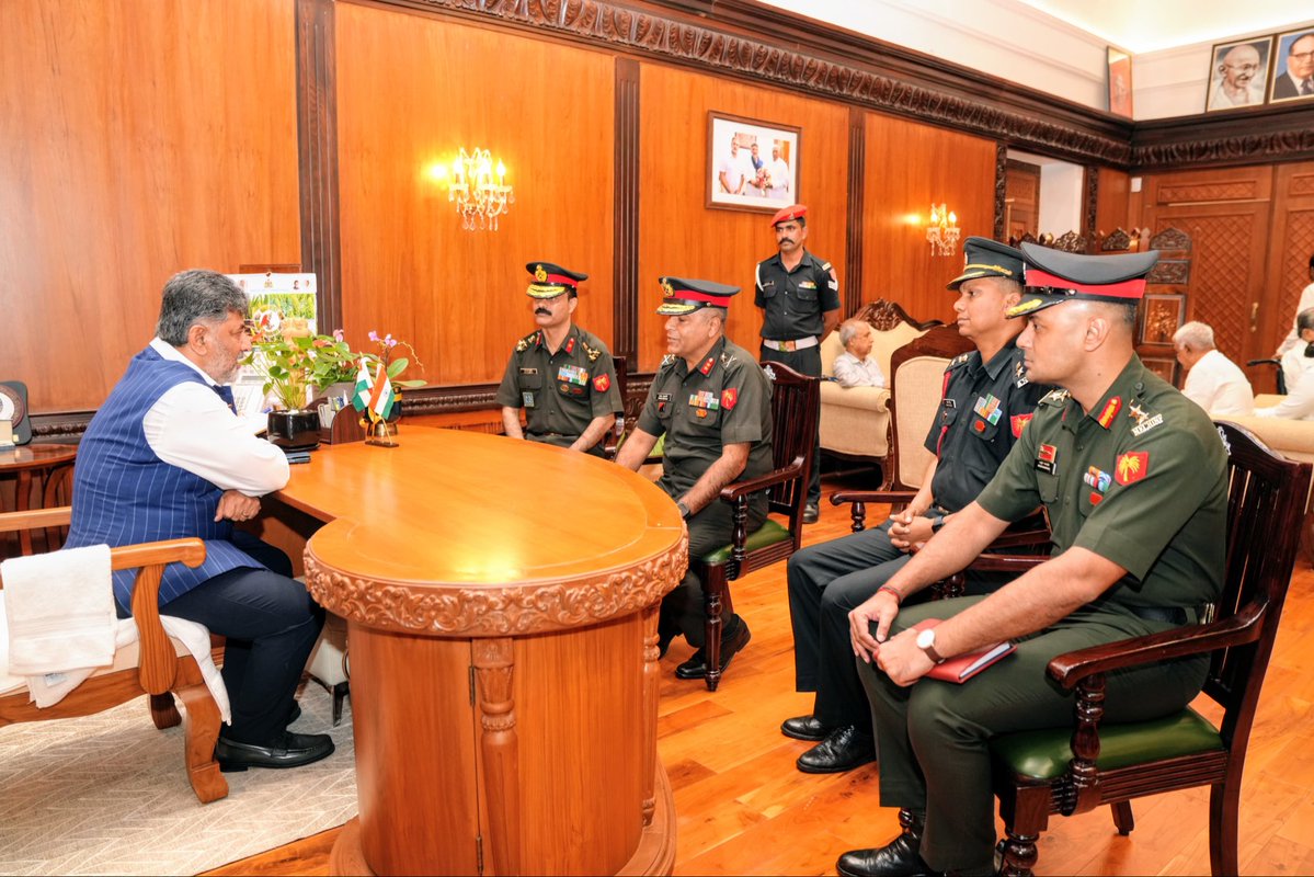 CMofKarnataka's tweet photo. Major General Bharat Mehtani, General Officer Commanding (GOC), Karnataka and Kerala Sub Area, headquartered at Bengaluru, called on Hon’ble Chief Minister @DKShivakumar at Vidhana Soudha today.

Deputy Chief Minister Dr. G. Parameshwara, Chief Secretary Dr. Shalini Rajneesh, and Additional Chief Secretary to CM Shri Tushar Giri Nath were also present at the meeting.