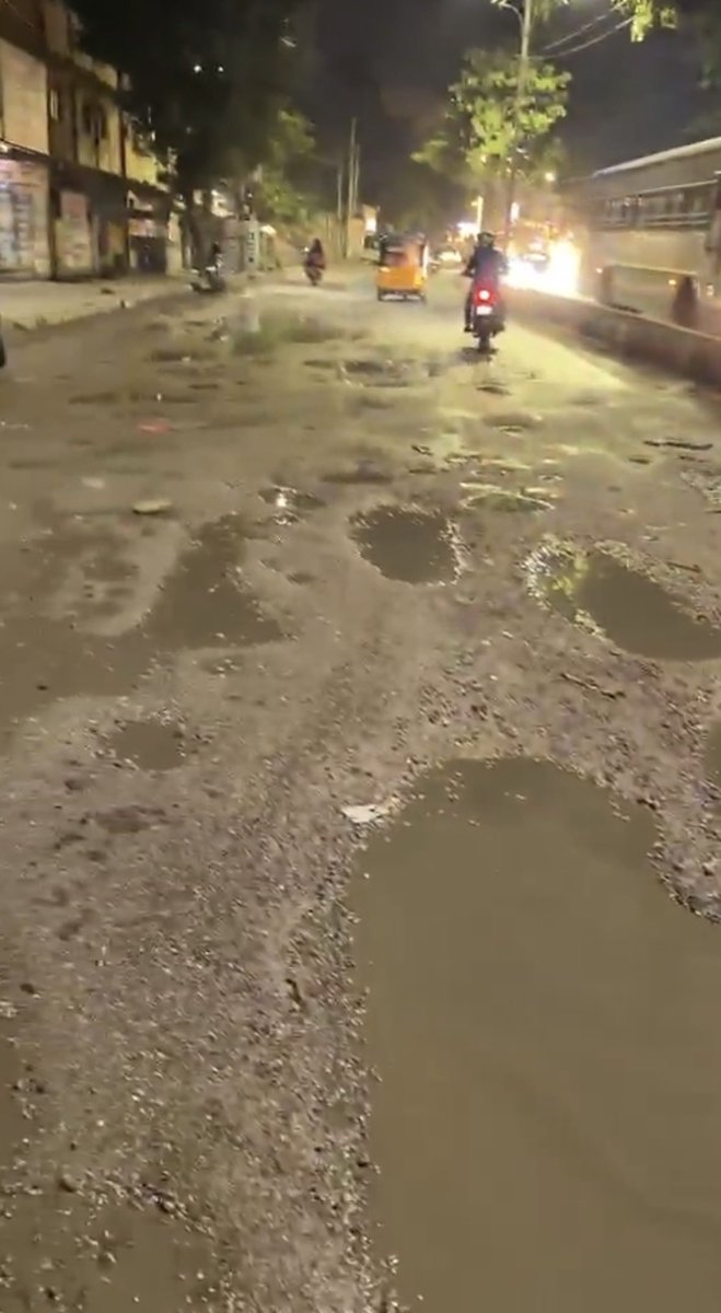 BefittingFacts's tweet photo. Man Sits Inside Pothole to Protest Hyderabad’s Roads Under Congress Govt:

•A man in Hyderabad staged a bizarre protest by sitting inside a large pothole on the busy Imlibun–Putlibowli road.

•The stretch connects MGBS towards Koti and Chaderghat and sees heavy daily traffic.

•He was later removed by police.

•The damaged road has reportedly been a source of complaints from motorists and commuters.