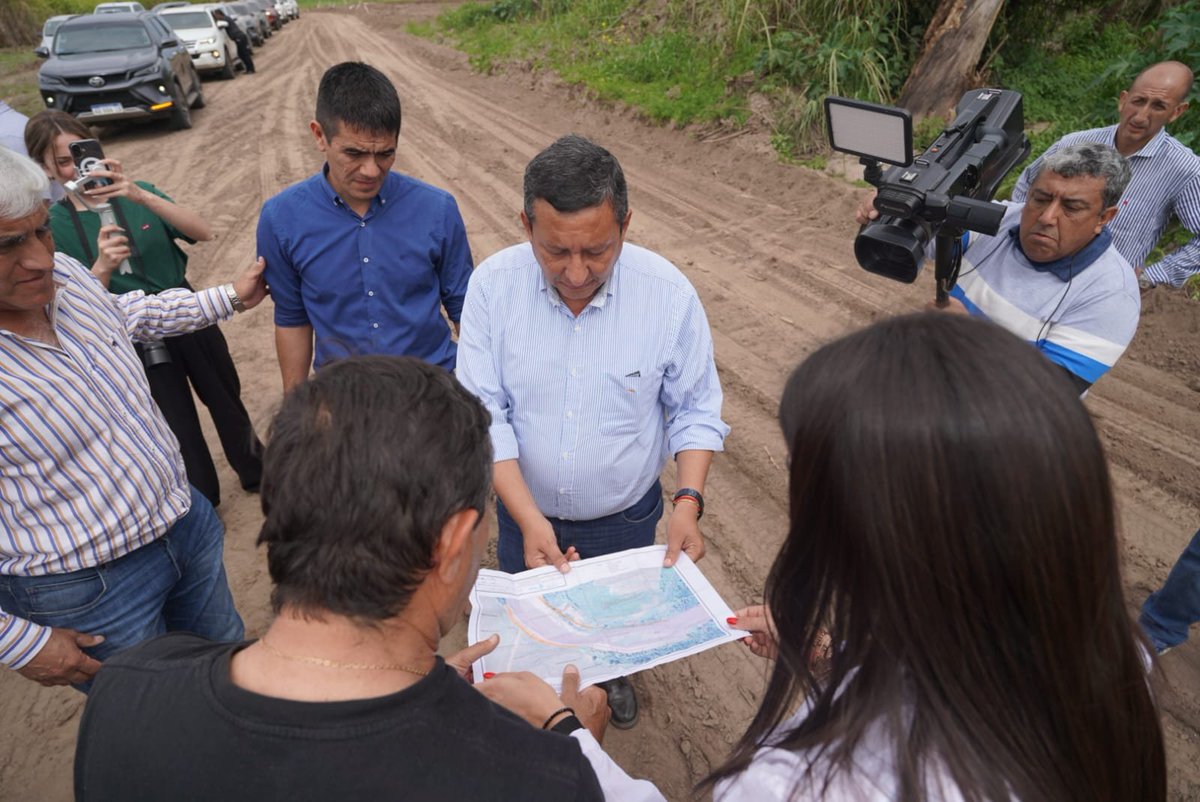 HernanRomanoS's tweet photo. Acompañamos al ministro del interior Dario Monteros en la supervisión de obras que se llevan adelante en Río Chico con tareas de dragado, limpieza y ampliación del cauce para darle mayor capacidad al paso del agua y reducir riesgos ante posibles crecidas. https://t.co/PncN8lkzSB