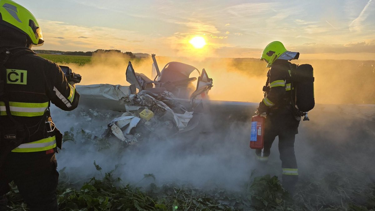 CzHasici's tweet photo. Hasiči měli rušný víkend. Vyjeli k 76 událostem, zasahovali i u letecké nehody https://t.co/f6efNACJJc
🚒 Od pátku do neděle 76 zásahů. Hasiči likvidovali požáry, nebezpečný strom i následky letecké nehody 🔥✈️🌳 #HasiciCZ #IZS #HZS #JSDH #nehody #LibereckyKraj https://t.co/dGF8bcNrwk