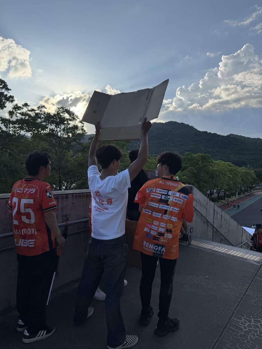 r_legion12's tweet photo. FC大阪戦、お疲れ様でした。

ホーム開幕戦に引き続き、Hゴール裏入場ゲート上にてお声がけをさせていただきました。

良い時も、苦しい時も共に。

引き続き、熱いサポートをよろしくお願いいたします。

 #レノファ山口FC #renofa https://t.co/h0ygIXOcz5