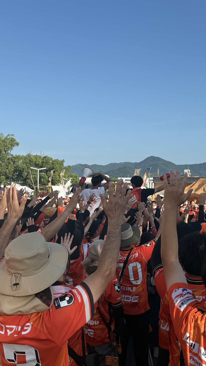 r_legion12's tweet photo. FC大阪戦、お疲れ様でした。

ホーム開幕戦に引き続き、Hゴール裏入場ゲート上にてお声がけをさせていただきました。

良い時も、苦しい時も共に。

引き続き、熱いサポートをよろしくお願いいたします。

 #レノファ山口FC #renofa https://t.co/h0ygIXOcz5