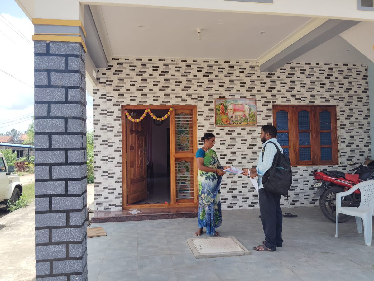 MgnregaPeriyap1's tweet photo. ಪಿರಿಯಾಪಟ್ಟಣ ತಾಲ್ಲೂಕಿನ ಚಿಟ್ಟೇನಹಳ್ಳಿ ಗ್ರಾಮ ಪಂಚಾಯಿತಿ ವ್ಯಾಪ್ತಿಯಲ್ಲಿ  ಇಂದು ಜಾಬ್ ಕಾರ್ಡ್ ಮೇಳ ಹಮ್ಮಿಕೊಂಡು ವಿಬಿಜಿ -ರಾಮ್-ಜಿ ಯೋಜನೆಯ ಬಗ್ಗೆ ಮಾಹಿತಿ ನೀಡಲಾಯಿತು.  
ಬಳಿಕ ಮನೆ ಮನೆ ಭೇಟಿ ನೀಡಿ ಯೋಜನೆಯಡಿ ದೊರೆಯುವ ಸವಲತ್ತುಗಳುಳ್ಳ ಕರಪತ್ರಗಳನ್ನು ವಿತರಿಸಲಾಯಿತು. ಇದೇವೇಳೆ ಪಂಚಾಯಿತಿ ಸಿಬ್ಬಂದಿ ಹಾಜರಿದ್ದರು. https://t.co/NX7sYeasMQ