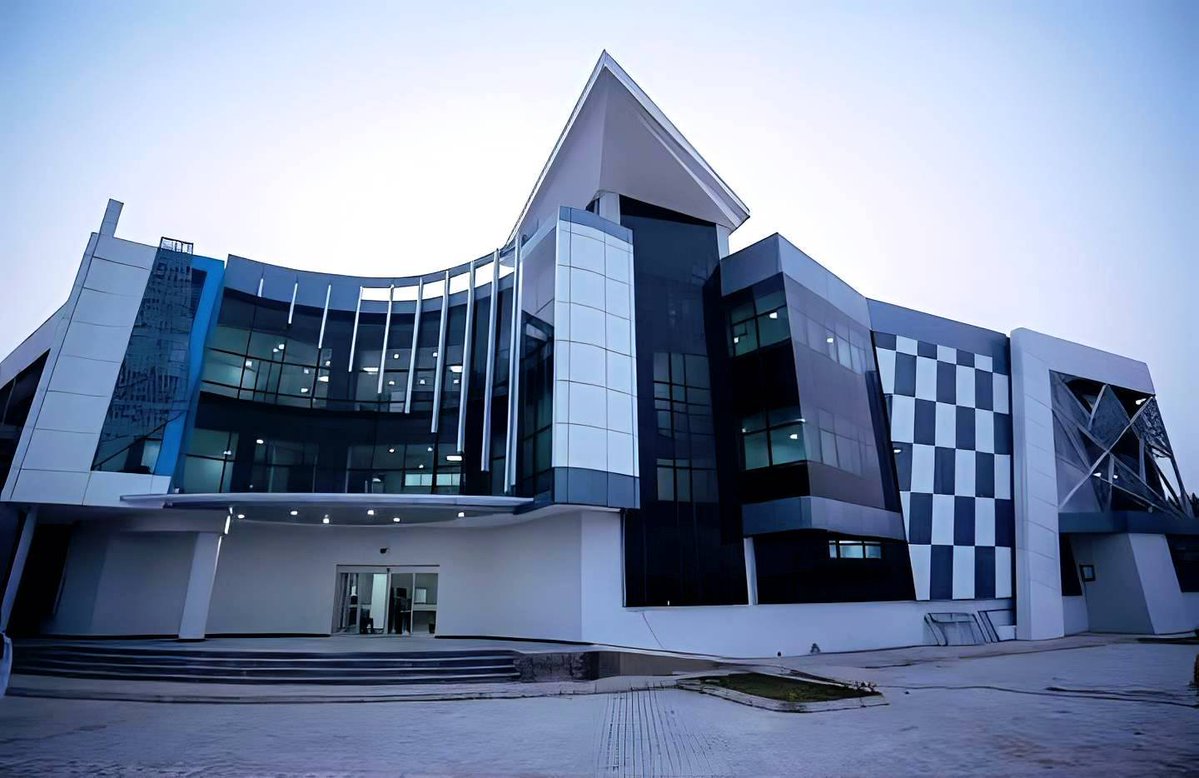 NaijaAesthetics's tweet photo. One of the largest and best-equipped cancer treatment centres in Nigeria and West Africa now stands in Kano. 🇳🇬
Kano said healthcare must not be left behind. 🎗 🔥

📍KANO CANCER TREATMENT CENTRE.(KCTC) https://t.co/7Er3zH4hIj