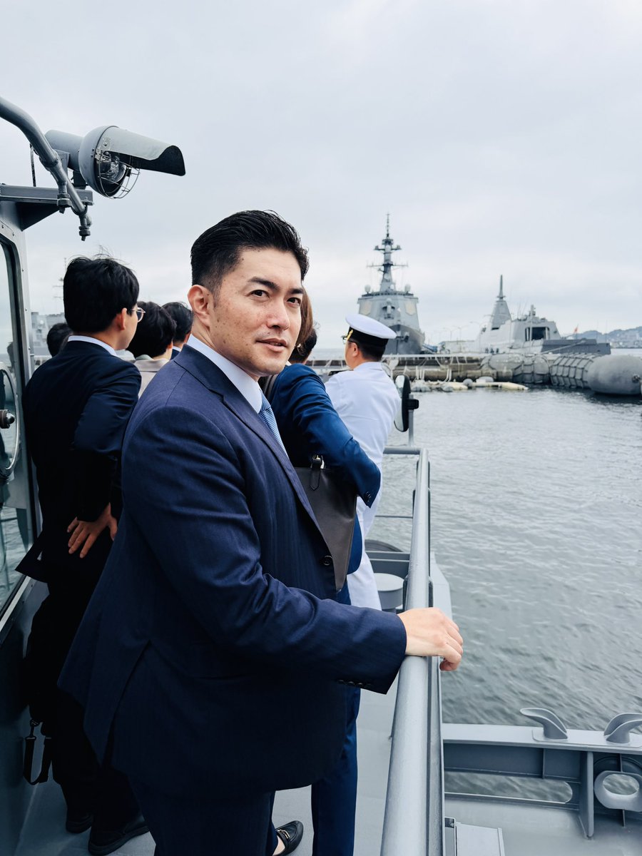 kashimayusuke_'s tweet photo. 最新鋭の護衛艦「くまの」から、サイバー防衛の最前線まで。

​本日は伊藤聡議員と共同で企画し、1回生議員23名で「海」と「サイバー」、二つの現場を視察しました。

​まずは、海上自衛隊横須賀地方総監部へ。
海上から横須賀一帯の基地の状況を確認した後、護衛艦「くまの」に乗艦。
FFM（もがみ型護衛艦）がどのような能力を持ち、今後どのように運用されていくのか、艦長から直接説明を受けました。

​続いて、陸上自衛隊システム通信・サイバー学校へ。
​いまや戦いは、目に見える領域だけで起きるものではありません。
自衛隊のサイバー防護態勢をどう構築するのか。
そして、陸・海・空の隊員をどのように教育し、サイバー人材を育成しているのか。
実際の教育現場を視察しました。

​自ら現場に足を運び、隊員の声を聞き、実効性ある政策へとつなげる。
そして、国防に理解ある議員を一人でも増やす。
​引き続き、私だからこそできる安全保障政策と活動に取り組みます。