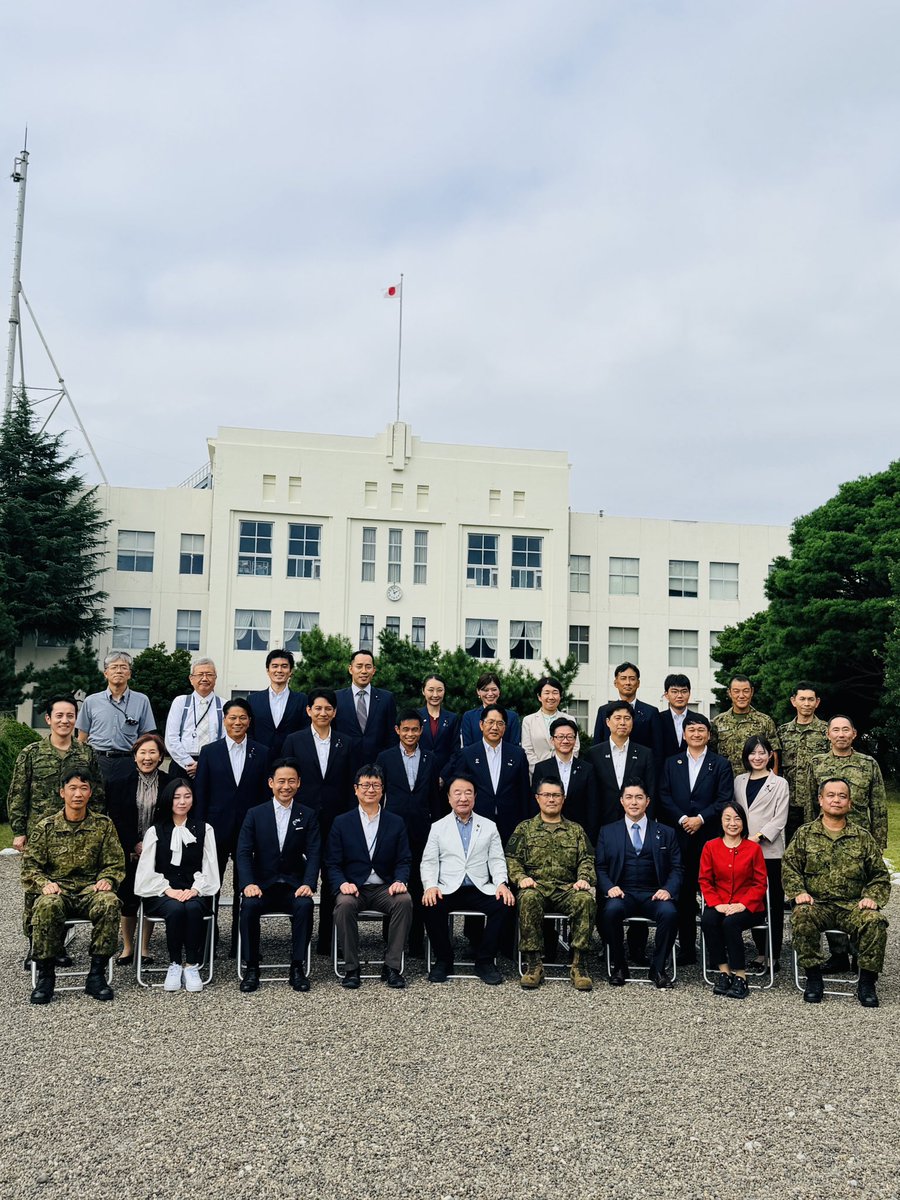 kashimayusuke_'s tweet photo. 最新鋭の護衛艦「くまの」から、サイバー防衛の最前線まで。

​本日は伊藤聡議員と共同で企画し、1回生議員23名で「海」と「サイバー」、二つの現場を視察しました。

​まずは、海上自衛隊横須賀地方総監部へ。
海上から横須賀一帯の基地の状況を確認した後、護衛艦「くまの」に乗艦。
FFM（もがみ型護衛艦）がどのような能力を持ち、今後どのように運用されていくのか、艦長から直接説明を受けました。

​続いて、陸上自衛隊システム通信・サイバー学校へ。
​いまや戦いは、目に見える領域だけで起きるものではありません。
自衛隊のサイバー防護態勢をどう構築するのか。
そして、陸・海・空の隊員をどのように教育し、サイバー人材を育成しているのか。
実際の教育現場を視察しました。

​自ら現場に足を運び、隊員の声を聞き、実効性ある政策へとつなげる。
そして、国防に理解ある議員を一人でも増やす。
​引き続き、私だからこそできる安全保障政策と活動に取り組みます。