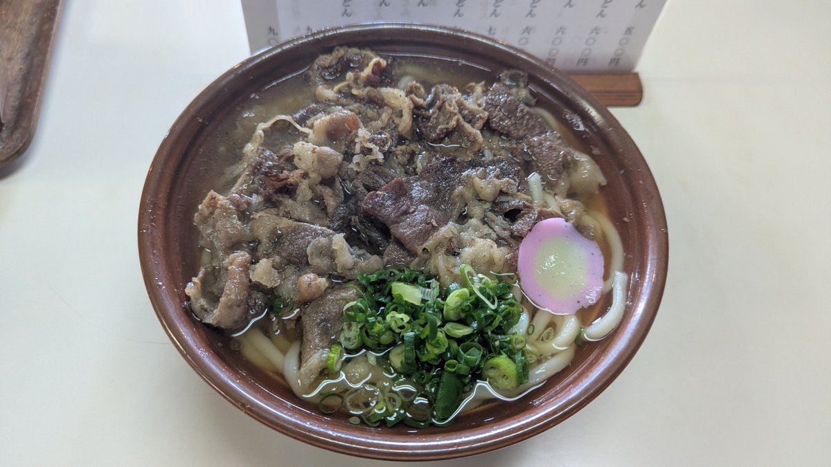 sukafz's tweet photo. 今日のお昼は 岡山　おおもりで肉うどん

有名店ながら今まで来たことなかった。普通サイズでもめっちゃデカい。コシは少なめの懐かしい感じのおうどんで出汁美味い😋お客さん多いのも納得っすね〜 https://t.co/cUvxP8QjHf