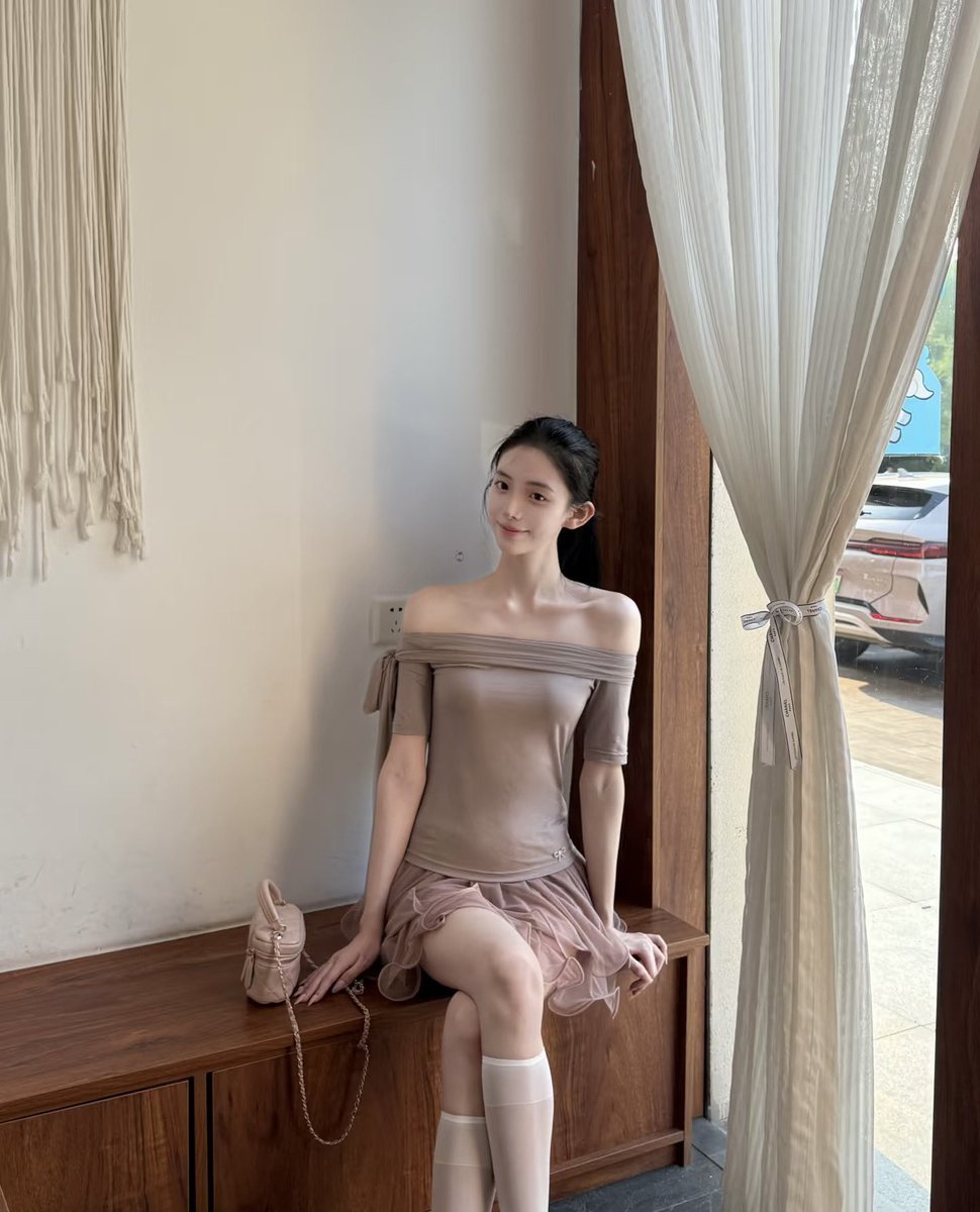 fletcher_e97381's tweet photo. 小红书发什么都违规,还是X好都能发

        刚拍的福,看了别说黑就行🥹

               看不看？我要删了…… https://t.co/RdcZ6ymRYQ