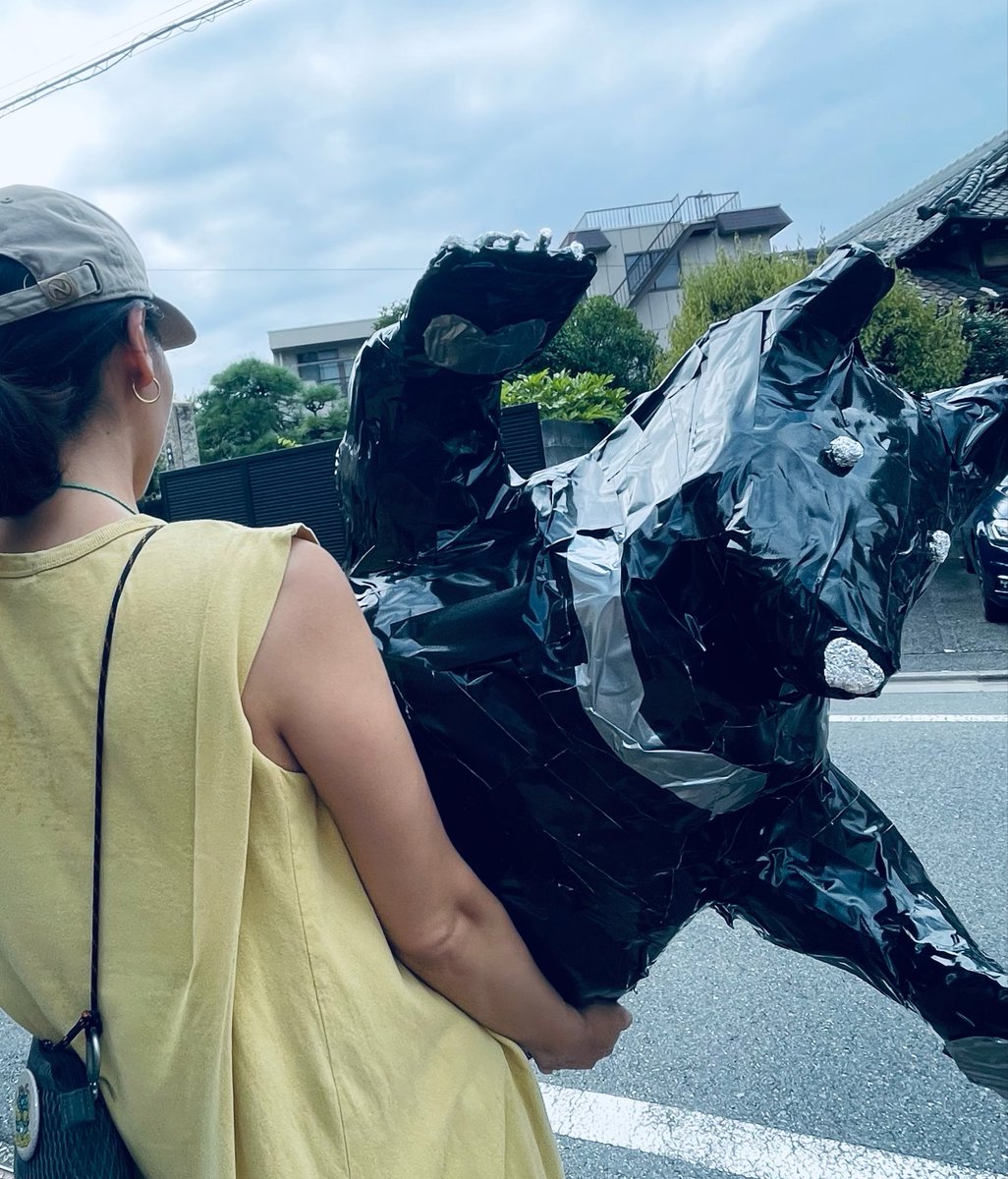 tomomi0109's tweet photo. 娘の自由研究、実家すぐに出たサイズのツキノワグマを学校に事前搬入し、弁当・食事1週間分作り置き地獄でヘロヘロになりながら地方移動。 https://t.co/eCiKgKTM01