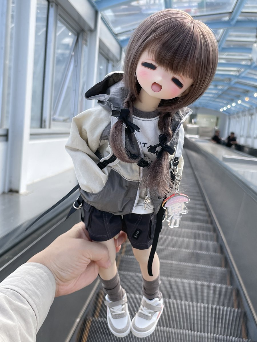 corner33333's tweet photo. たまーにこういうドールの目に感情が宿ってるように感じる写真が撮れることがあって、狙って撮れたことはないけど「もしかして生きてるかも？？？」って思えてたのしいので、これを狙って撮れるようになりたい気もするなぁ https://t.co/KaSWxp4pOj