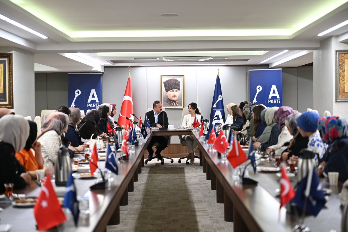 anahtarparti's tweet photo. Bilecik’ten Ankara’ya güçlü buluşma…

Anahtar Parti Bilecik Kadın Kollarımızdan 46 kişilik heyet, Anıtkabir’i ziyaret ederek Gazi Mustafa Kemal Atatürk’ün huzuruna çıktı.

Ankara Kadın Kollarımızın standını ziyaret eden teşkilat mensuplarımız, ardından merhum Muhsin Yazıcıoğlu’nun kabrine uğradı.

Bilecik teşkilatımız, programın devamında Genel Başkanımız Sayın Yavuz Ağıralioğlu ve Genel Merkez Kadın Kolları Başkanımız Sayın Hilal Güntülü Kavuncu Demirtaş ile genel merkezimizde bir araya geldi.
