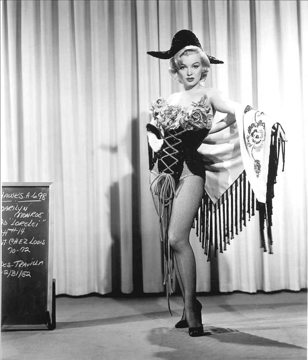 Clubpassionmar2's tweet photo. Bonne journée de lundi.
Have a sweet Monday.
#Marilyn #marilynmonroe #clubpasssionmarilyn #leshommespréfèrentlesblondes #GPB #gentlemenpreferblondes #loreleilee #essaiscostumes #wardrobetests #scènecoupée https://t.co/ih09QHG2Z5