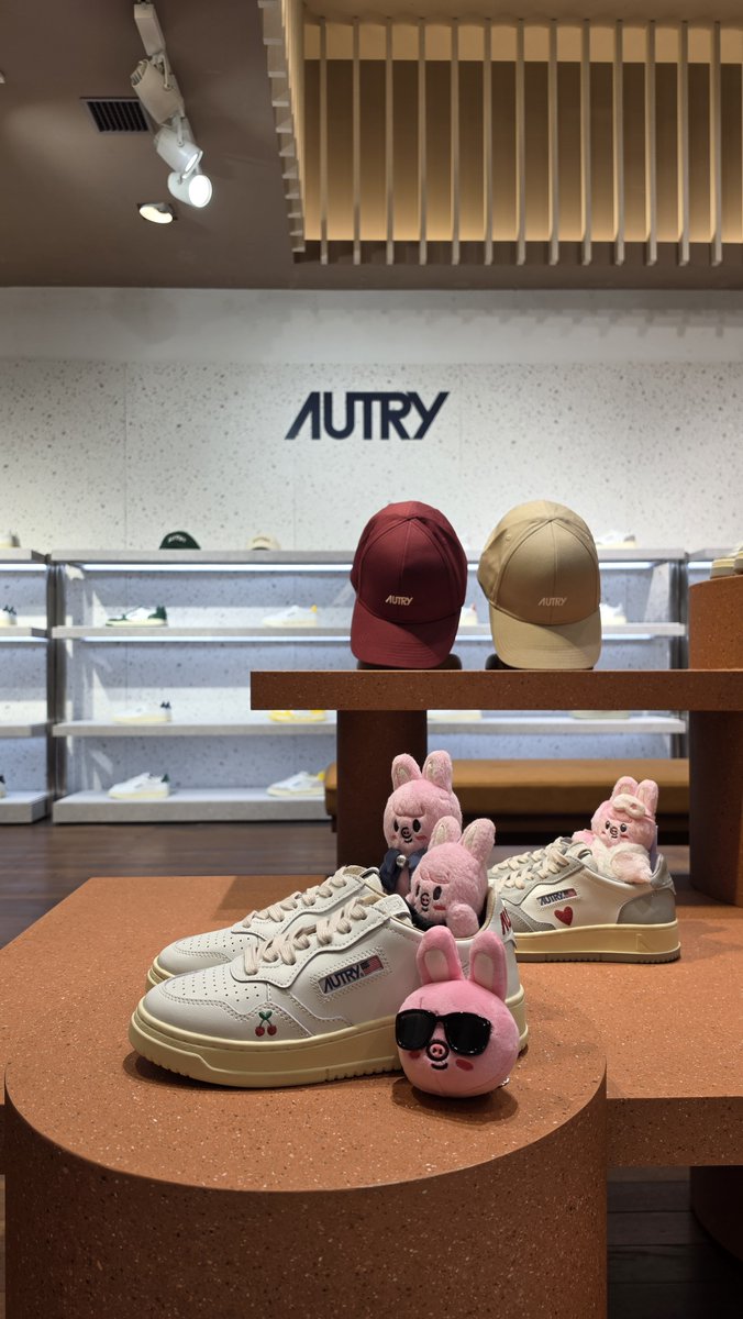 whrpgus's tweet photo. Because the black zip-up hoodie for the Love Capsule Collection was sold out (for my size) so I bought the white tshirt that Changbin wore on Run It Tokyo day 2 instead ❤️🥰
#CHANGBINxAUTRY
#Changbin #Autry https://t.co/h61vXa1cOL