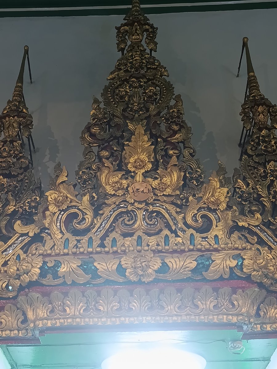 Tata_Footprint's tweet photo. มิหร็อบของมัสยิดบางหลวง (กุฎีขาว) 1 ในตัวอย่างของมิหร็อบที่นำซุ้มแบบไทยมาใช้ โดยมีเค้าโครงและลายกระหนกส่วนหนึ่งเป็นลายไทย แต่ประยุกต์เอาลายพันธุ์พฤกษาอย่างจี��และใบอะแคนธัสแบบตะวันตกมาผสมผสาน
อย่างไรก็ตาม มีการประดับซุ้มนี้ด้วยพระนามอัลลอฮฺและมูฮัมหมัดในกรอบวงกลมด้วย https://t.co/llGV0uFg92