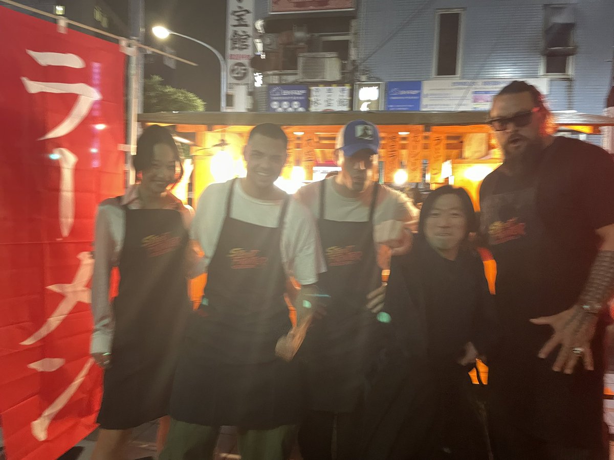 genjyuro's tweet photo. アクアマン＆ロボ役でお馴染みのジェイソン・モモアさんと『ブラックアダム』でアトムスマッシャーを演じたノア・センティオさんと、『ボーイ・キルズ・ワールド』でバショー役だったアンドリュー・小路さん、チュン・リー役のカリーナ・リャンさんがラーメン配ってくれた！

何この夢のような空間���！とんでもないな！！
#PR #ストリートファイタームービー #ストリートファイタームービー来日