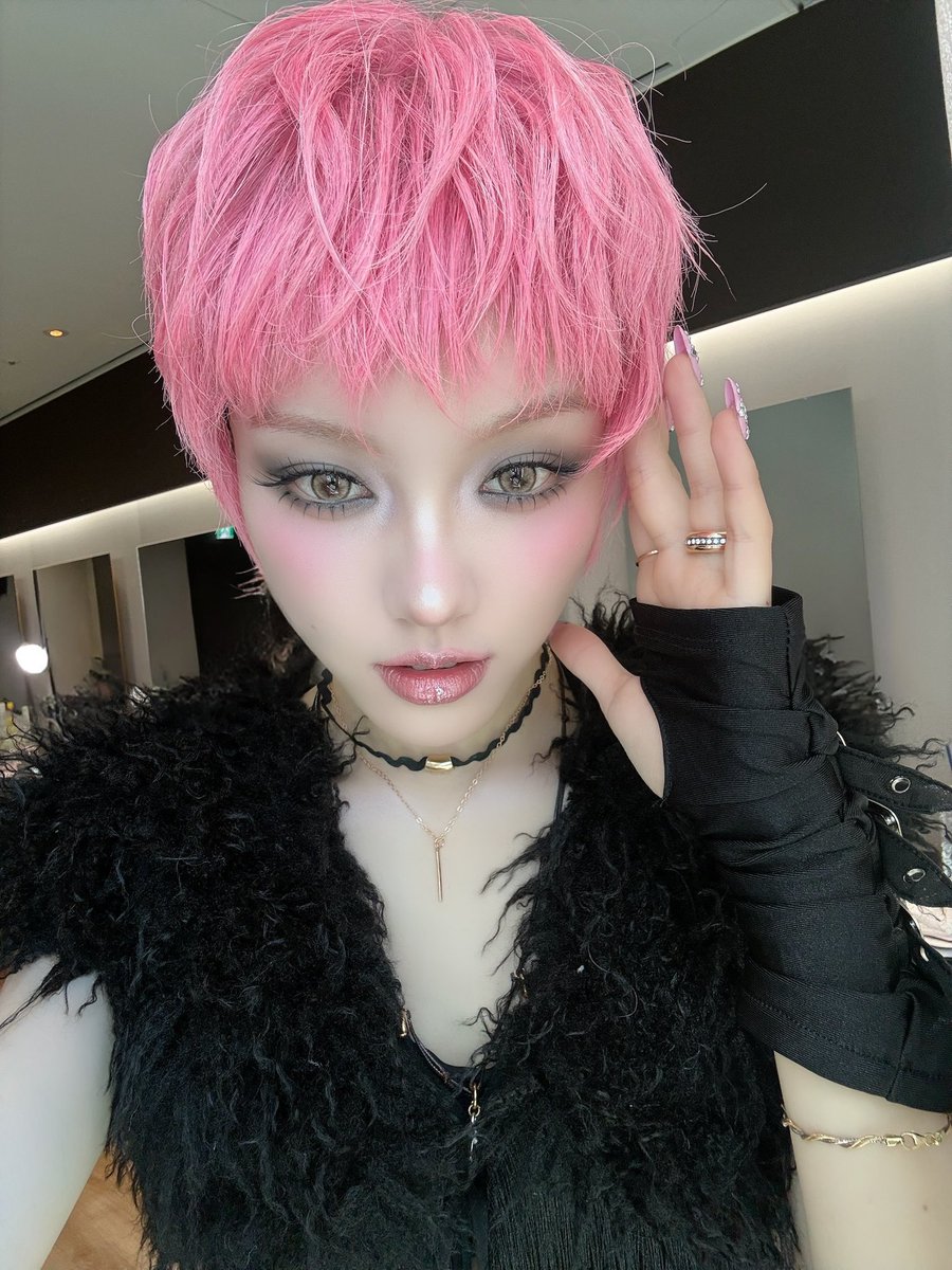 Rook_Metal's tweet photo. There’s no look she can’t pull off ☀️
#XG #CHISA https://t.co/w2NmS9rZFR