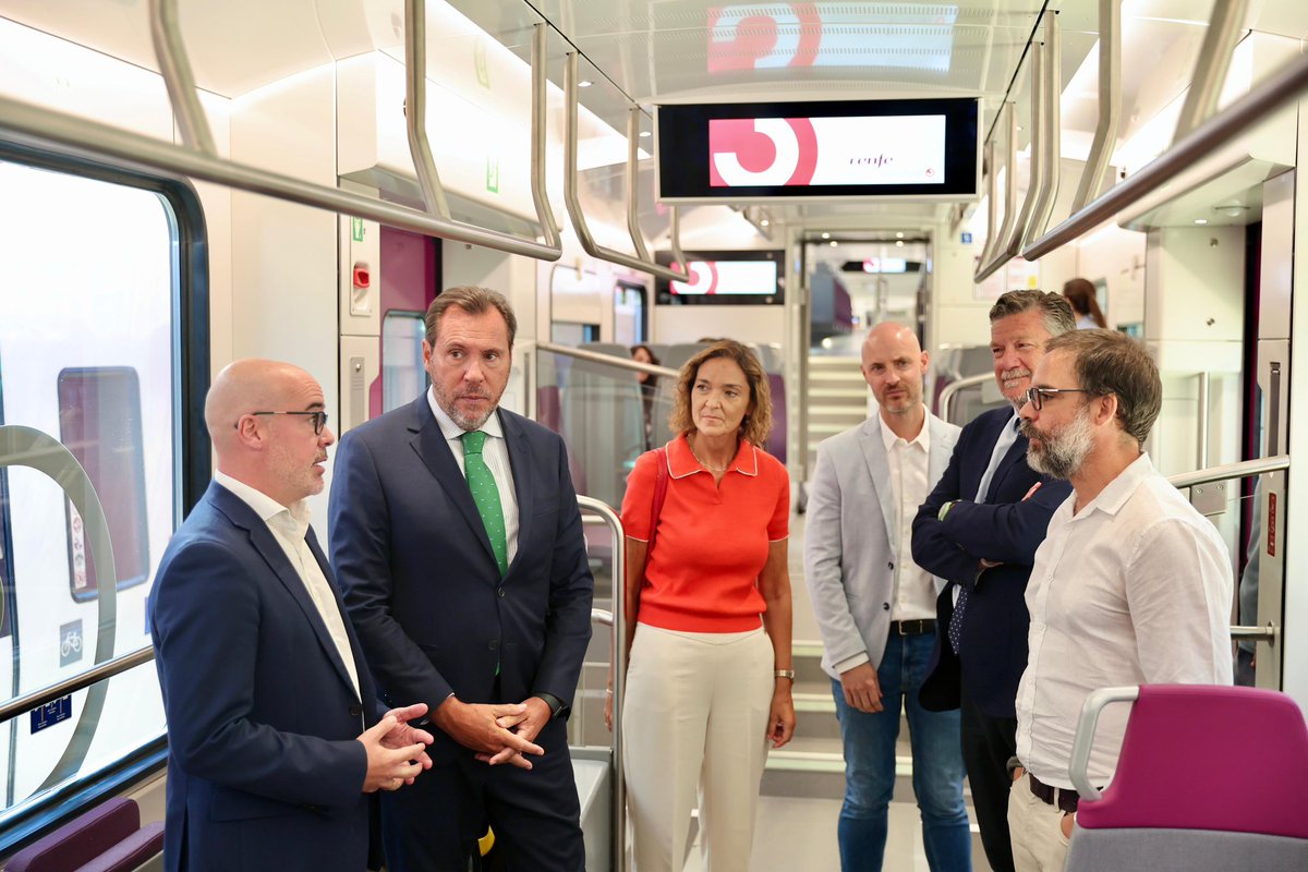 oscar_puente_'s tweet photo. Hoy hemos presentado las nuevas unidades de los trenes de gran capacidad que ya van a poder disfrutar los usuarios de Cercanías Madrid.

Unas unidades accesibles, conectadas y modernas en las que hemos invertido 1.306 M€. https://t.co/QdbRRjGgpi