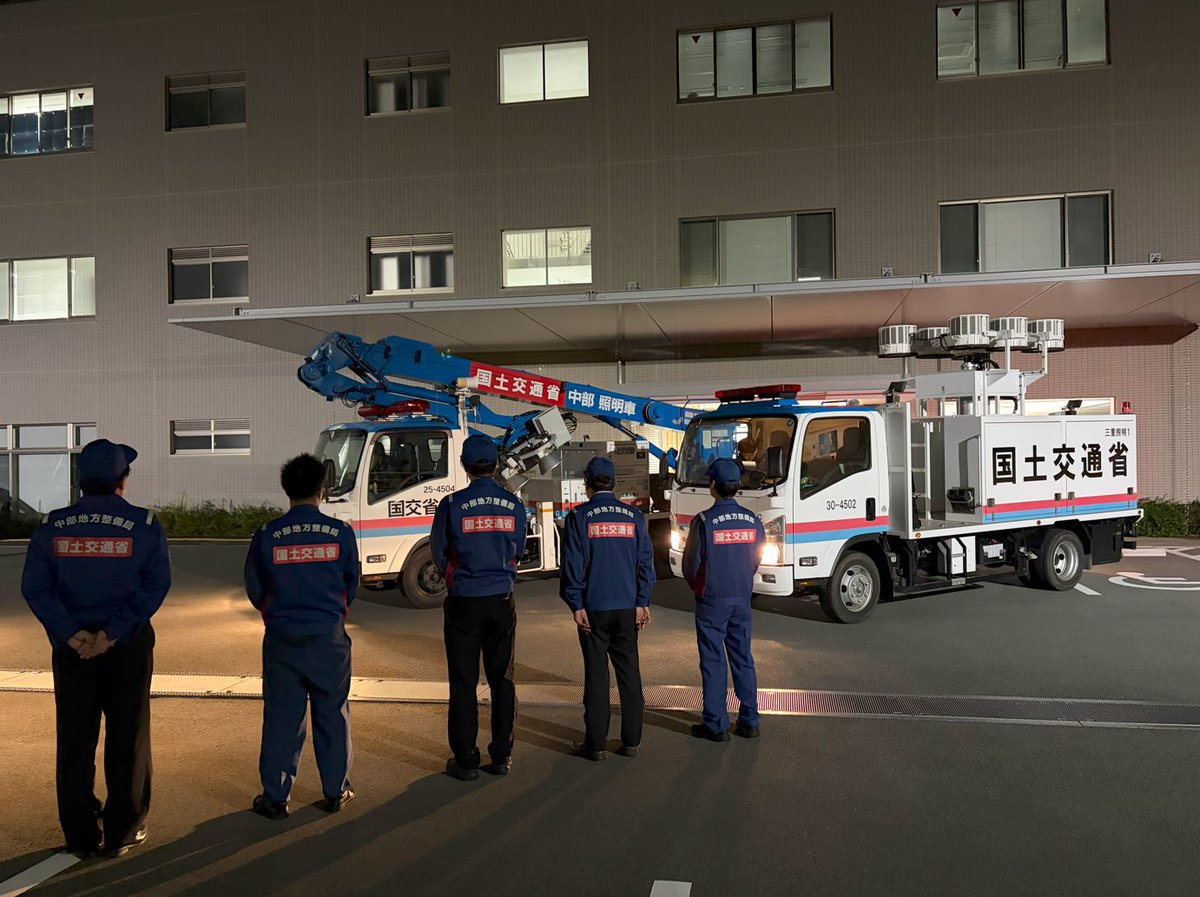 mlit_mie's tweet photo. #三重河川国道事務所 は、三重県伊勢市の商店街における火災に対する支援要請を受け、消火活動を夜間も行えるよう、照明車３台を派遣しました。
#災害派遣 https://t.co/42AlKplDsZ