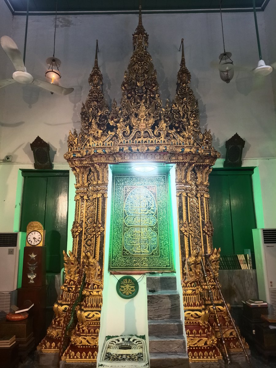 Tata_Footprint's tweet photo. มิหร็อบของมัสยิดบางหลวง (กุฎีขาว) 1 ในตัวอย่างของมิหร็อบที่นำซุ้มแบบไทยมาใช้ โดยมีเค้าโครงและลายกระหนกส่วนหนึ่งเป็นลายไทย แต่ประยุกต์เอาลายพันธุ์พฤกษาอย่างจี��และใบอะแคนธัสแบบตะวันตกมาผสมผสาน
อย่างไรก็ตาม มีการประดับซุ้มนี้ด้วยพระนามอัลลอฮฺและมูฮัมหมัดในกรอบวงกลมด้วย https://t.co/llGV0uFg92