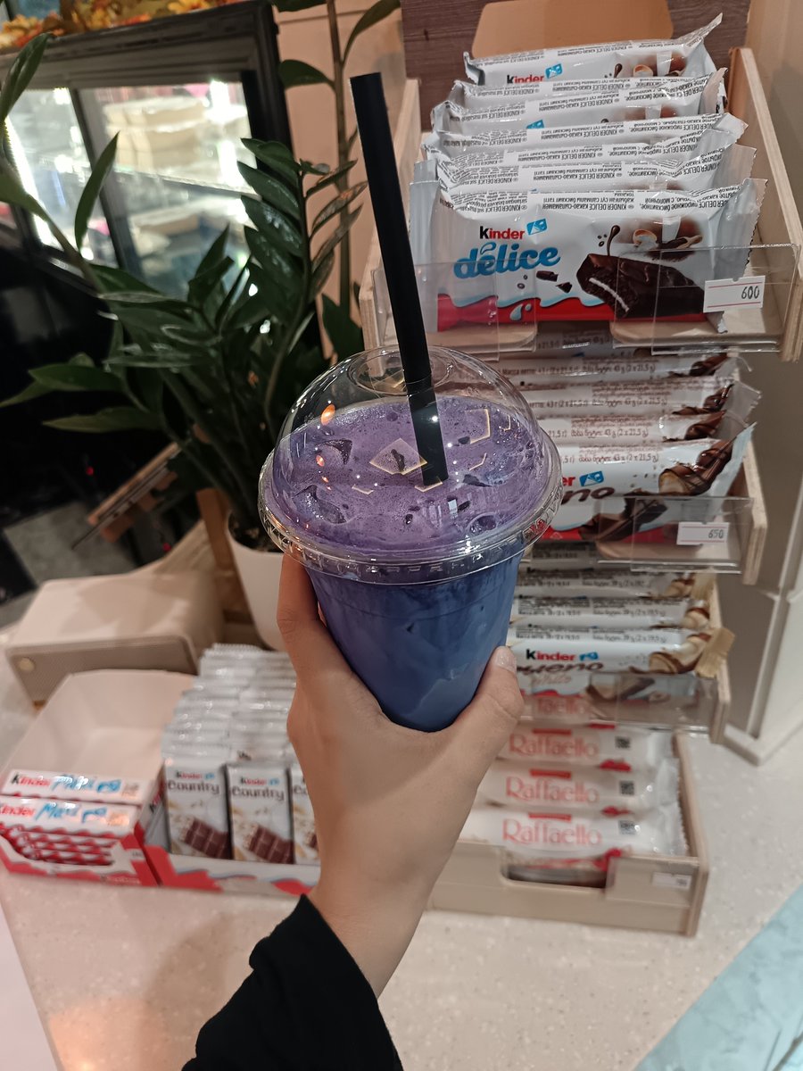 SadisticEmo2's tweet photo. Blue matcha with raspberry syrup 💙 https://t.co/3AINDH9BuC