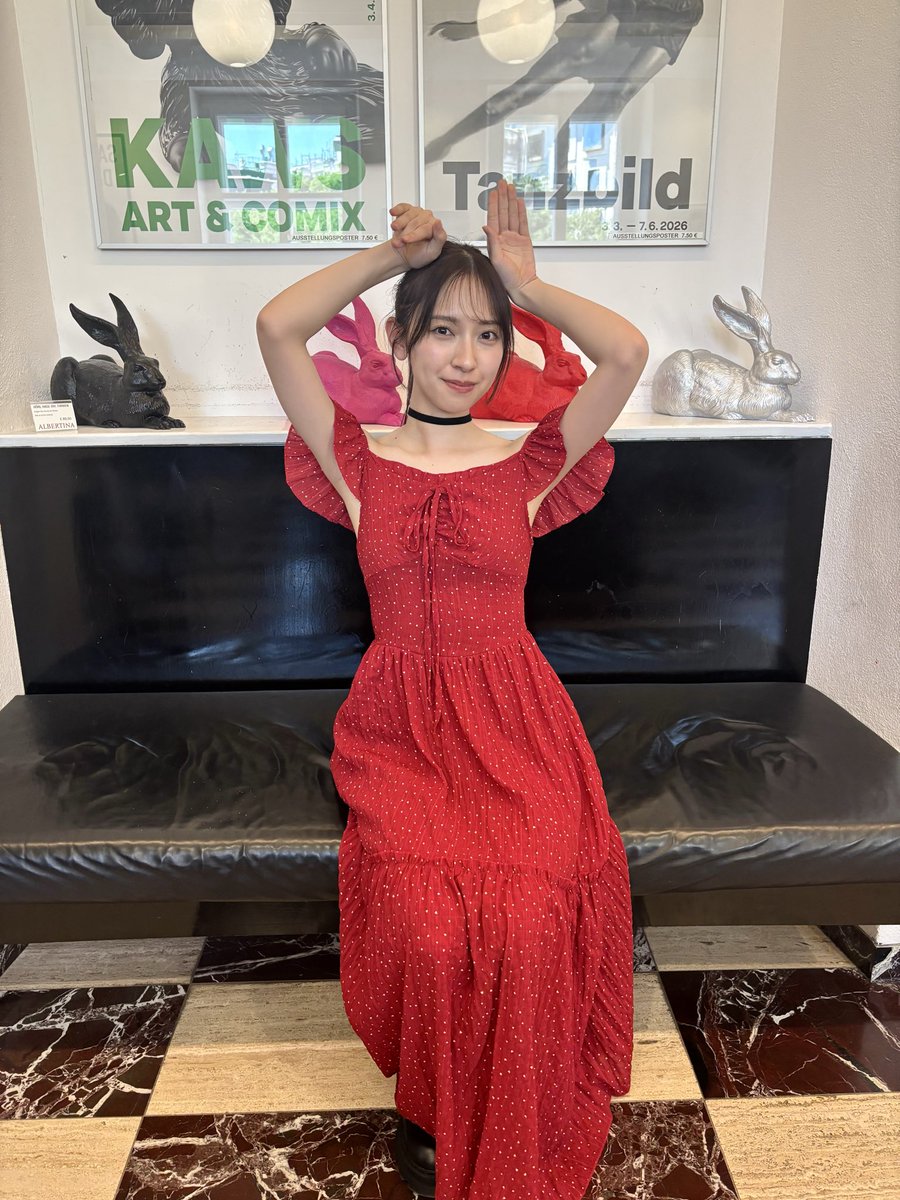 miku_2ndbook's tweet photo. 🍣オフショット公開🍣

レディなワンピでお茶目なポーズを決めるぴょんぴょんみくちゃん🐰
アルベルティーナ美術館にあるお土産屋さんでの一枚です✨

#金村美玖2nd写真集_機微 https://t.co/0u89N7zZd6