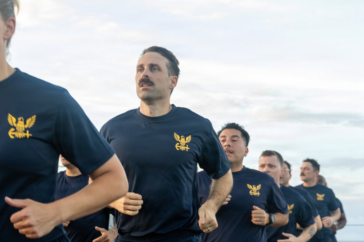 US7thFleet's tweet photo. Running Strong at Sea 💪

Senior leaders and newly selected chief petty officers conduct a formation run aboard USS Mustin while underway in the Indian Ocean. Group physical training builds strong teams. 

#NavyChief | #NavyPride | #US7thFleet
@USPacificFleet https://t.co/FhdKSiPKf3