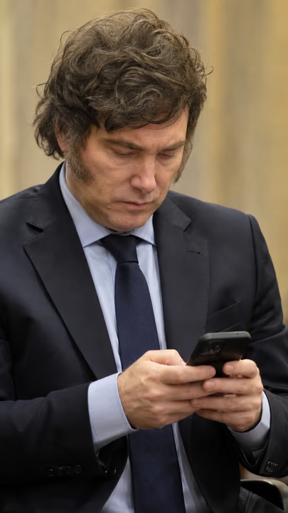 El_Prensero's tweet photo. 🇦🇷 Se acaba de destapar el fraude más grande de este siglo. Un informe reveló que la cuenta de X de Javier Milei sumó al menos 500,000 bots en 2026 para inflar sus seguidores y proteger su imagen. El análisis de 2 millones de usuarios detectó que el 28% no tiene actividad y miles de cuentas creadas este año carecen de posteos. Este servicio automatizado costaría hasta 250,000 dólares. CASI EL 30% DE LAS CUENTAS QUE SIGUEN AL PRESIDENTE, NO TIENEN SEGUIDORES.