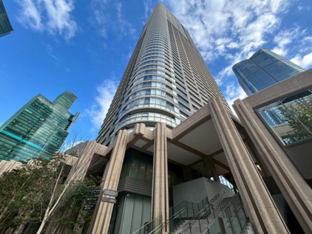 monorisujp's tweet photo. 三井住友建設の営業利益推移、コロナ以降弱々しくなり2025年3月期でストップする、蝉のような動きに哀愁を感じる。

麻布台ヒルズレジデンスBを置き土産に、花火のように散っていったあの夏。
文字通り、墓標になった名建築を見るたび、港区キッズたちは「いつまで経っても片方だけ出来上がらない不思議なタワマンだったこと」を思い出すのであった。

あれが契機になって、ゼネコン優位な受注関係に変わっていったんだよね