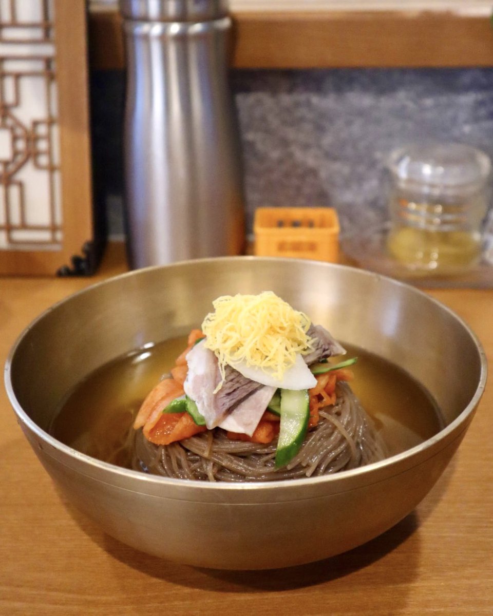 ogu_gourmet's tweet photo. 脱北者の方が伝える！正真正銘の平壌冷麺

つるんと喉越しが良く、そば粉の香りを感じる細麺が、透き通ったスープに美しく盛られています。じんわり染み渡る旨みに、スープを飲み干してしまうほど

一生に一度、行けるか分からない国の料理を千葉で食べられる贅沢。東京からコレだけを求めて行きました

ソルヌン
京成線「京成稲毛」駅 徒歩8分ほど