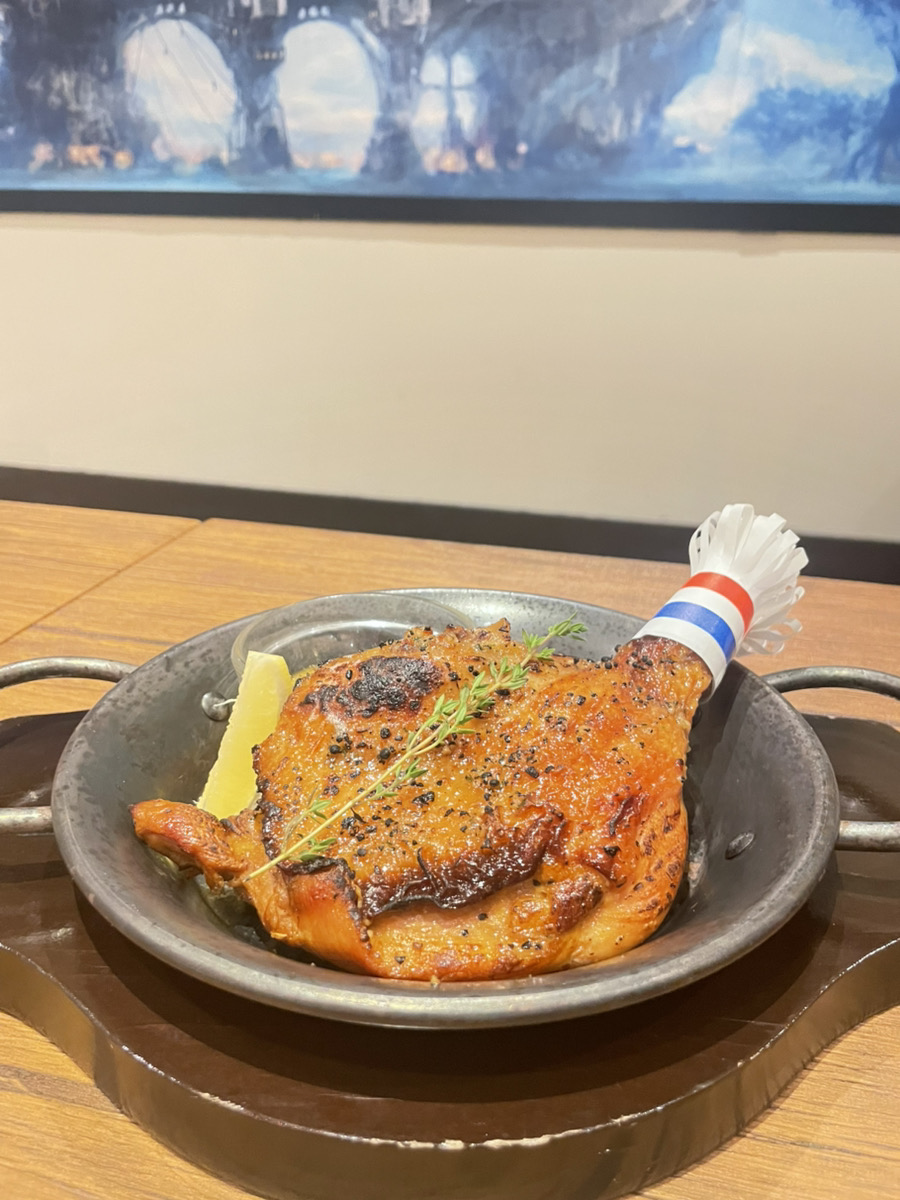 eorzeacafeffxiv's tweet photo. 【エオルゼアカフェ in YOKOHAMA】
ただいま、期間限定横浜店が開催中🌊

本日は8/27より開始した後期メニューから
こちらの品をご紹介📢

🐔『ローストチキン』🐔

ラムプレスチキンをじっくりと焼き上げた一品

🌊こちら後期限定メニューです！！

開催期間
後期：8/27(木)～9/27(日)
※期間ごとに一部提供メニューが変わります。

⇩横浜店のご予約はこちらから⇩
https://t.co/masmZLjMJW

#エオカフェ #FF14